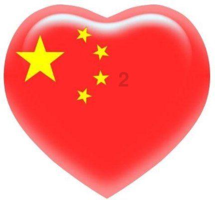 杜宾拼死拽着金毛，就怕它去招惹别的狗，网友：一看就是情敌啊！