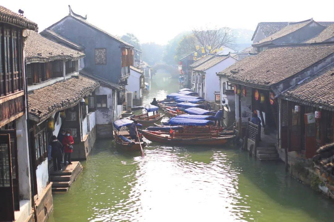 吴尊晒日常照,一家人穿休闲装出镜,温馨又幸福的画面